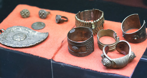 L'Histoire Fascinante des Bracelets en Argent à Travers les Âges